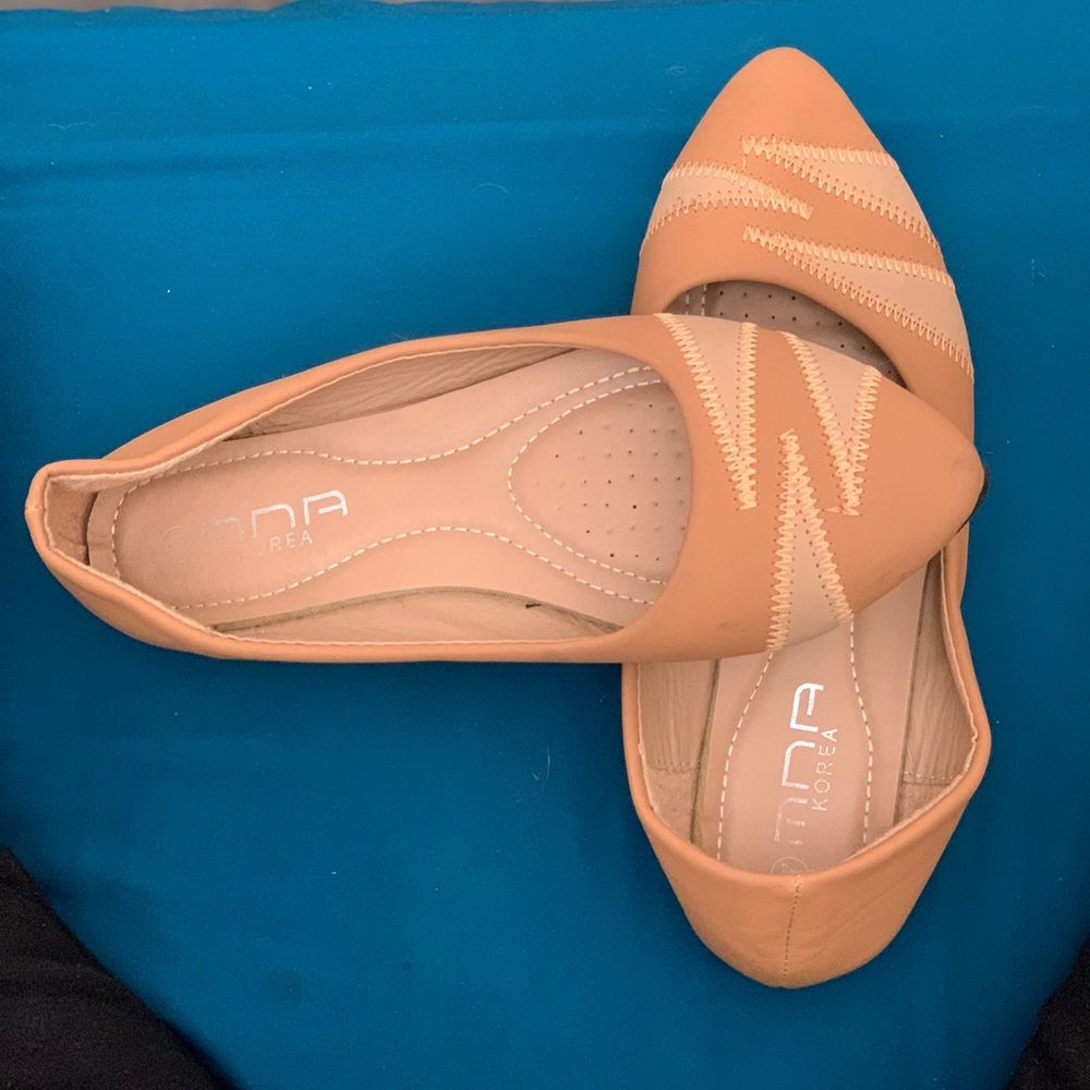 These flats are made in the Philippines, size 6 and still in good condition.
